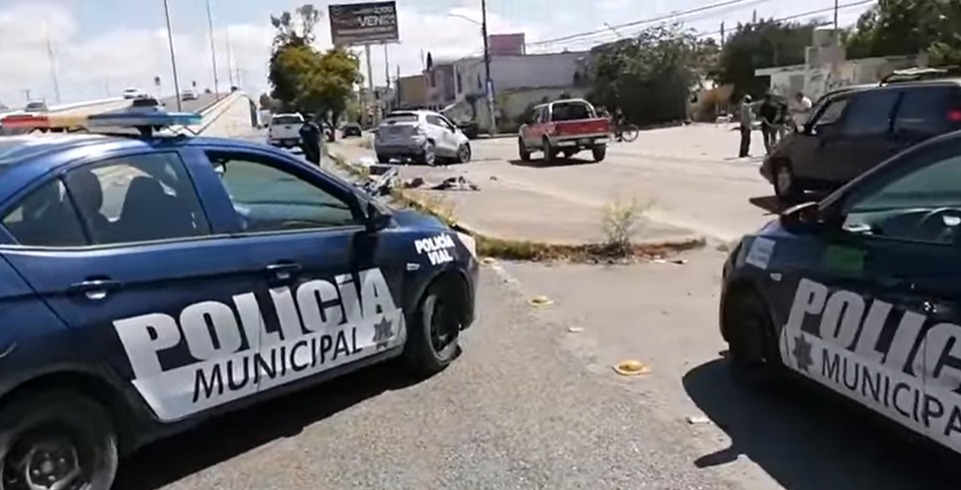 Abuelito pierde el control de su camioneta y choca en Carr. a Rioverde ...